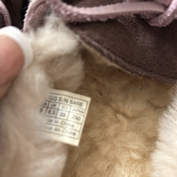 Practically brand new UGG slippers - Picture 3 of 7